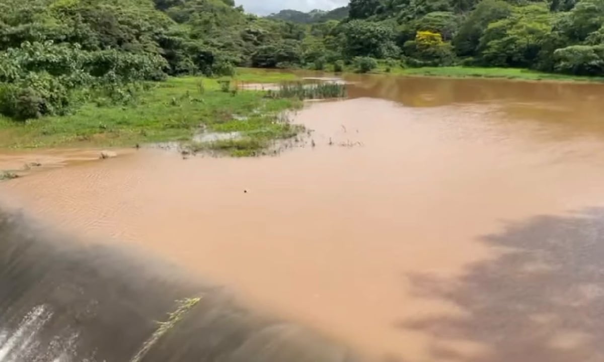 ¡SE QUEDAN SIN AGUA! Cierran presa Yuribia por fuertes lluvias; advierten afectaciones en el sur de Veracruz