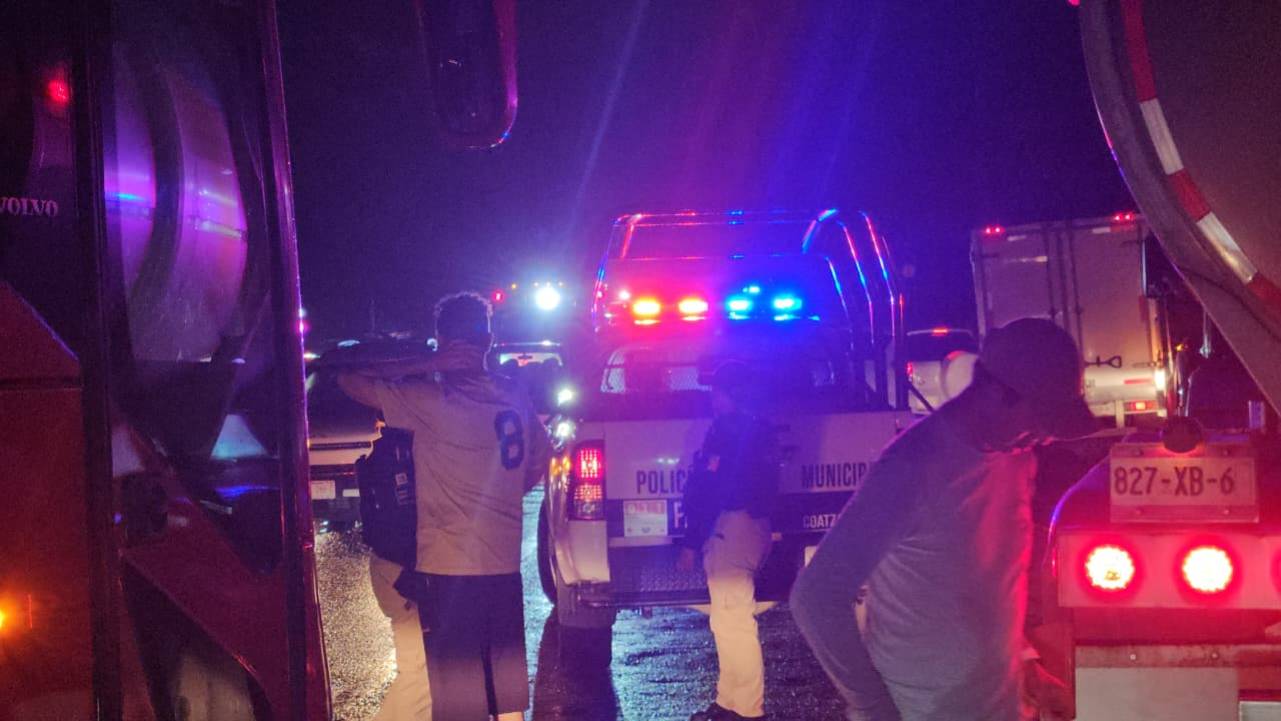 Cierran Puente Coatzacoalcos I por reactivación del fuego en Pajaritos
