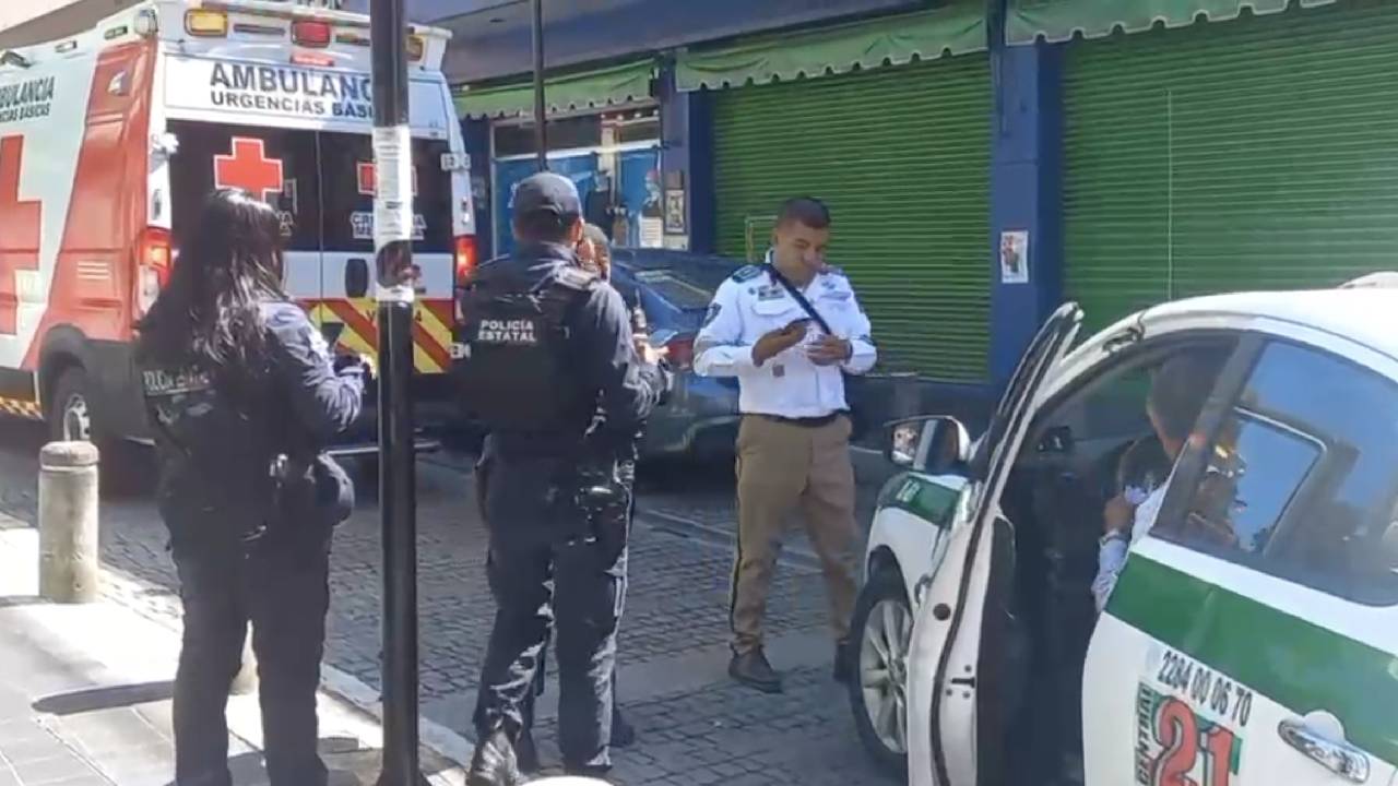 Taxi arrolla a mujer en pleno centro de Xalapa; resultó lesionada