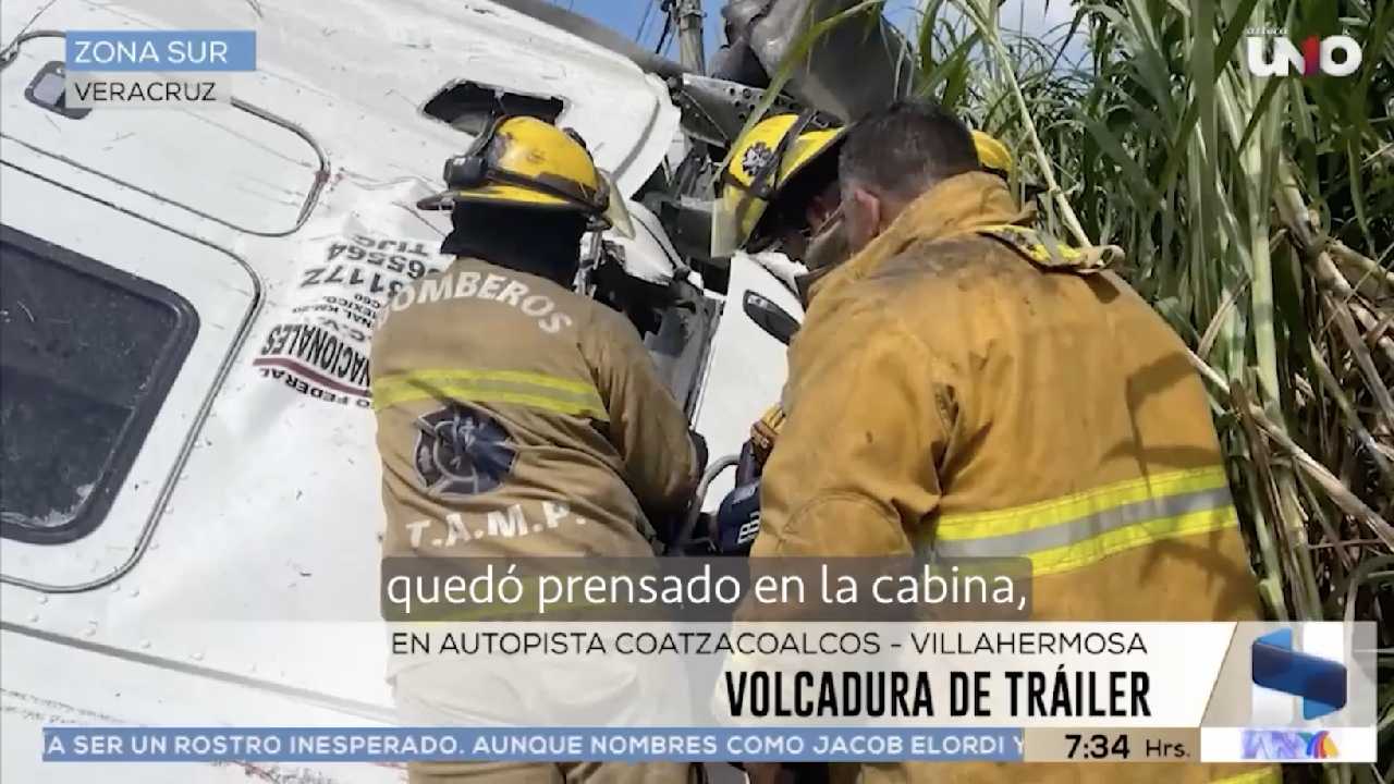 Conductor muere prensado tras volcar en la carretera Coatzacoalcos-Villahermosa [VIDEO]