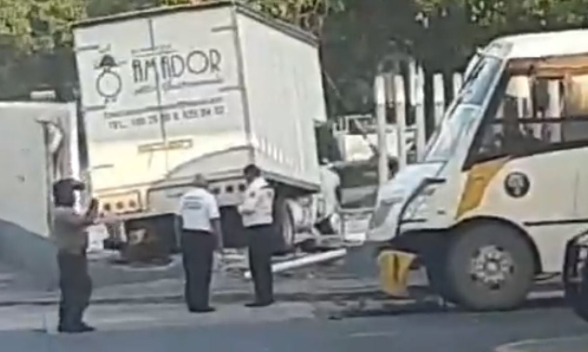 Camioneta de carga se estrella contra el auditorio Benito Juárez en Veracruz