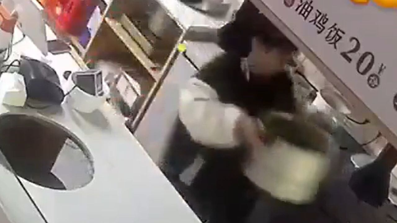 Un accidente laboral en un restaurante generó reacciones en redes sociales