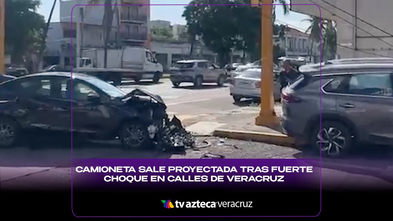 en la foto aparece un accidente entre 2 carros en la avenida esteban morales del puerto de veracruz , uno de los carros se impacto a un costado de una camioneta