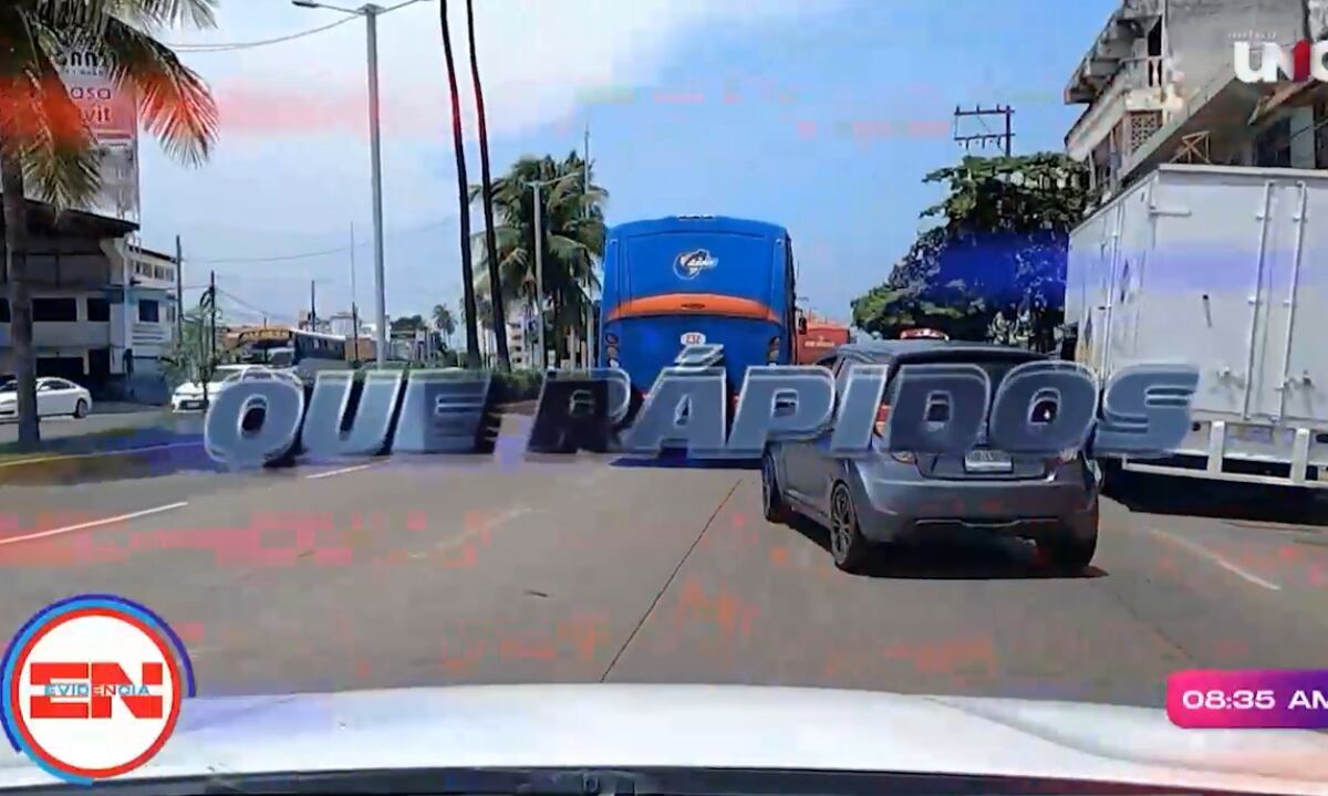 ¡SE LE FUE LA MANO! Camión de volteo dejó “regalito” por todo el bulevar de Boca del Río