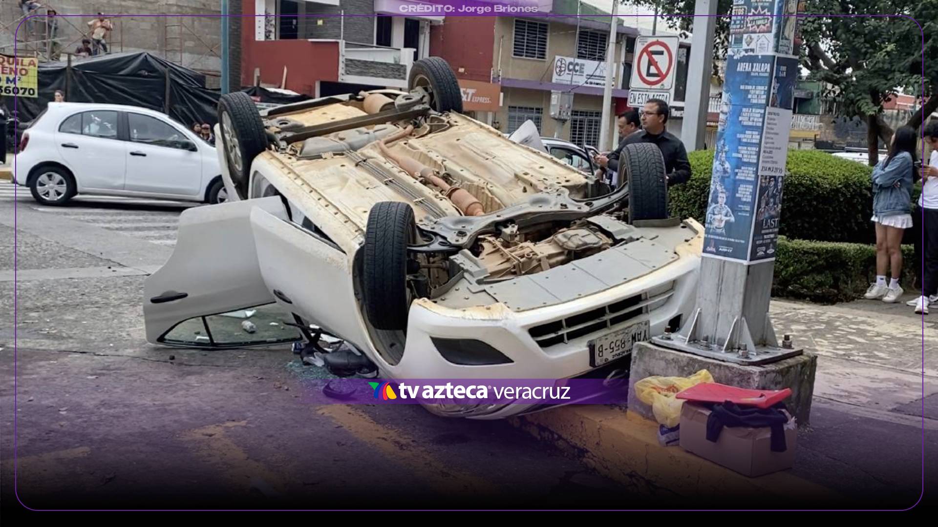Camioneta del ayuntamiento de José Azueta termina volcada en Xalapa; así ocurrió