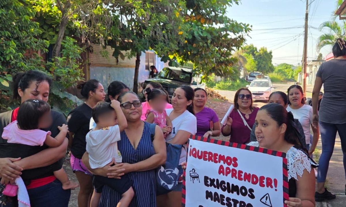Manifestación en Veracruz por falta de maestro