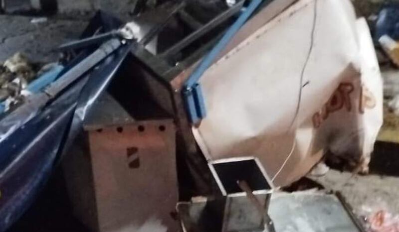 Puesto de Hot Dogs destruido