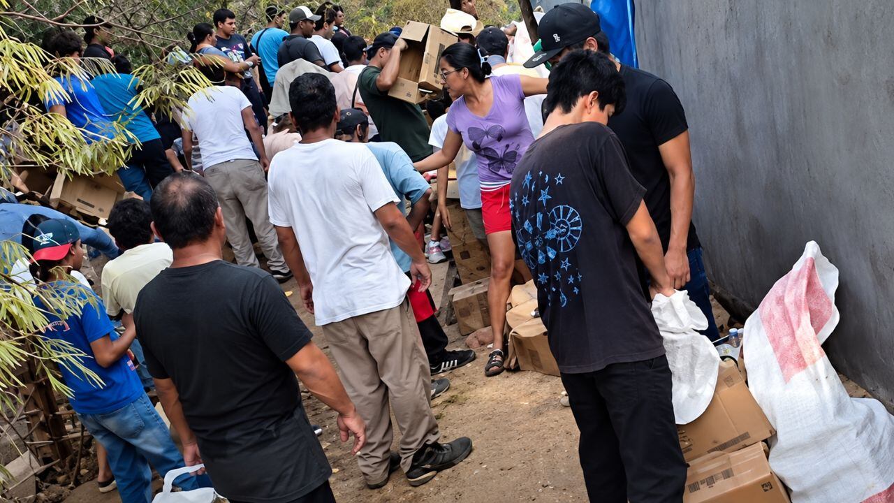 Tras el accidente, pobladores se acercaron al sitio y retiraron cartones de cerveza de la unidad