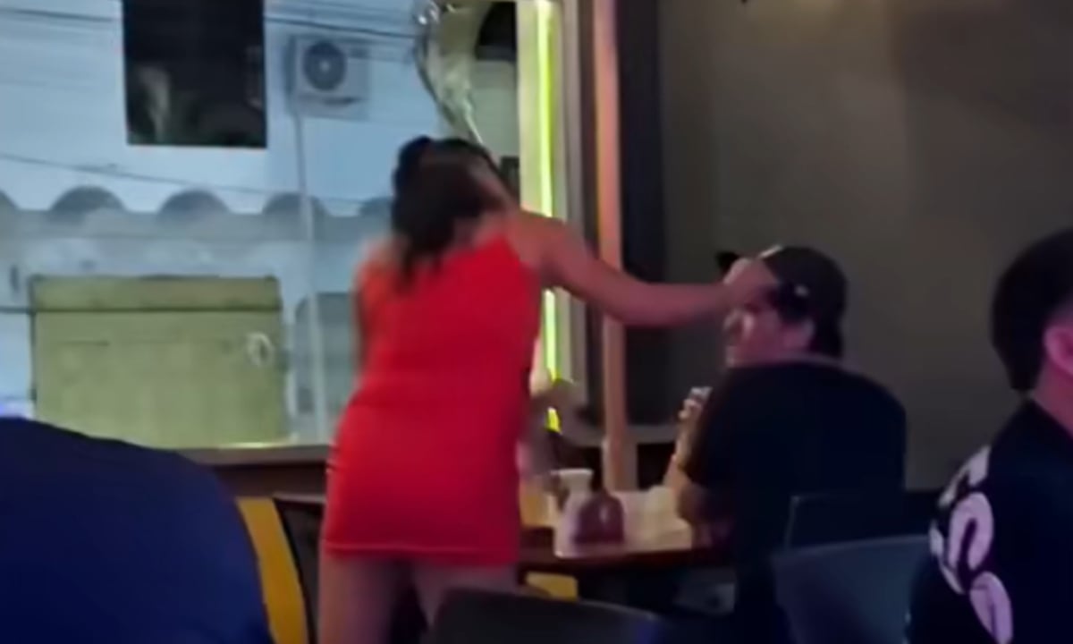 ¡EN PLENA MOVIDA! Mujer descubre a su esposo con su amante en bar de Oaxaca