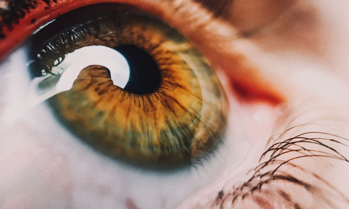 Mujer entierra agujas en el ojo