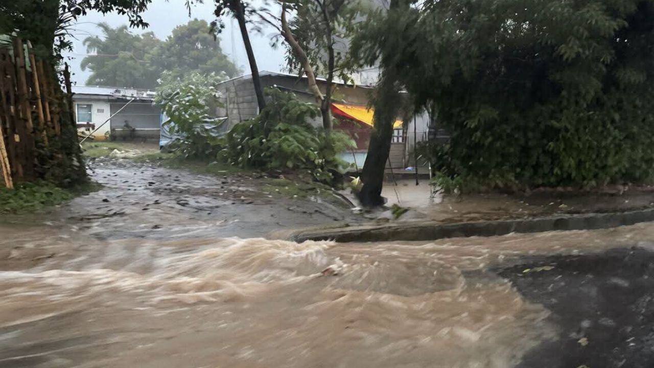 Las lluvias dejaron deslaves leves, lodo y acumulaciones de agua en distintos puntos de Atzacan.