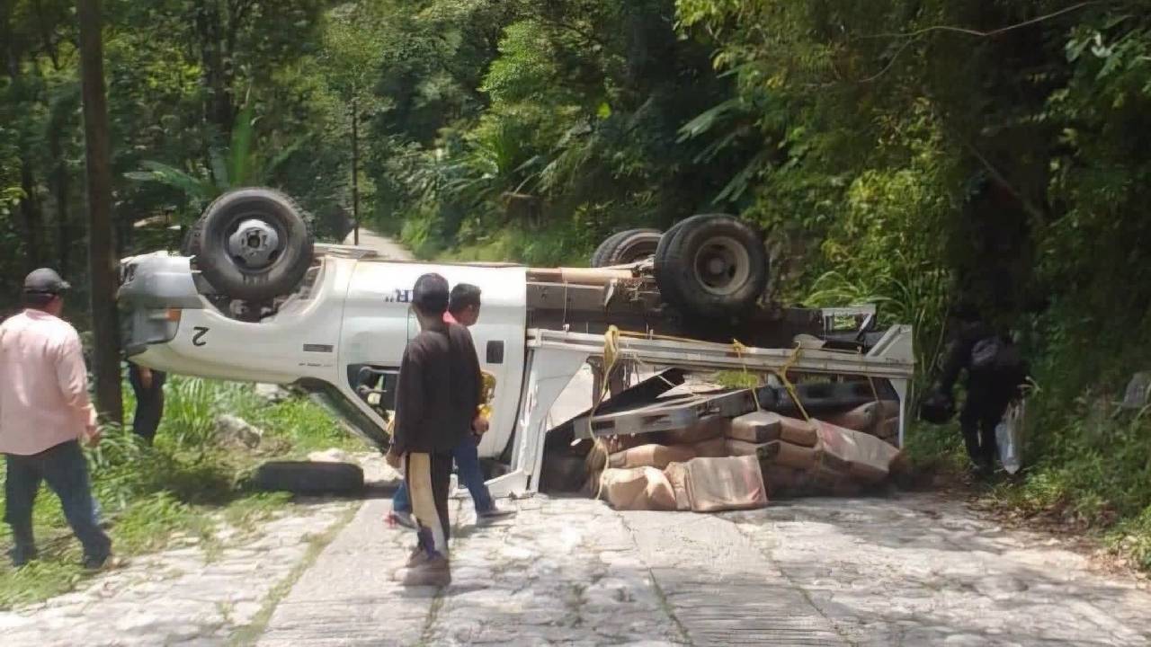 Camioneta con material de construcción vuelca en carretera de Veracruz; así ocurrió
