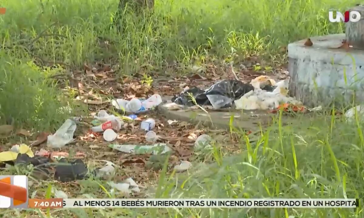 ¡PARQUE FANTASMA! Entre basura, maleza y juegos destrozados es como se encuentra un parque en Veracruz