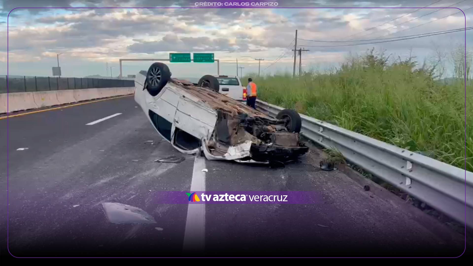 El vehículo terminó en la cuneta cerca del fraccionamiento Colinas de Santa Fe.