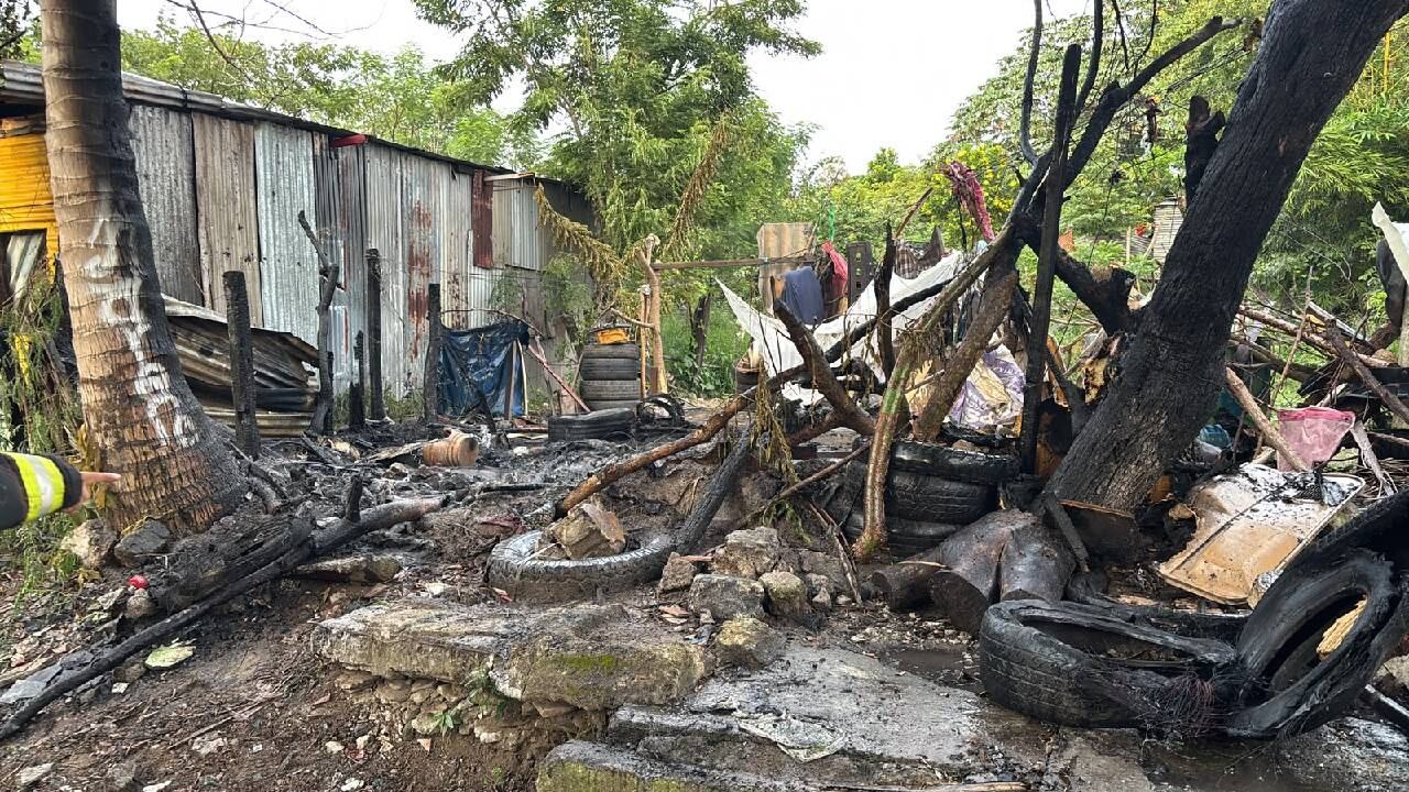 Voraz incendio consume parte de una vivienda en Lomas del Ángel, Veracruz
